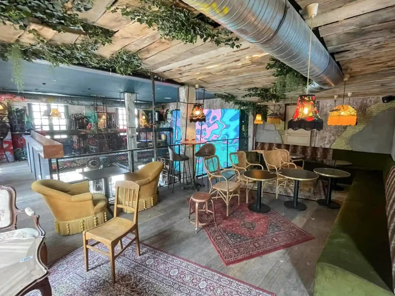 Decoration-Retro-Futuriste-Ruin-Bar-By-Where-Is-Brian